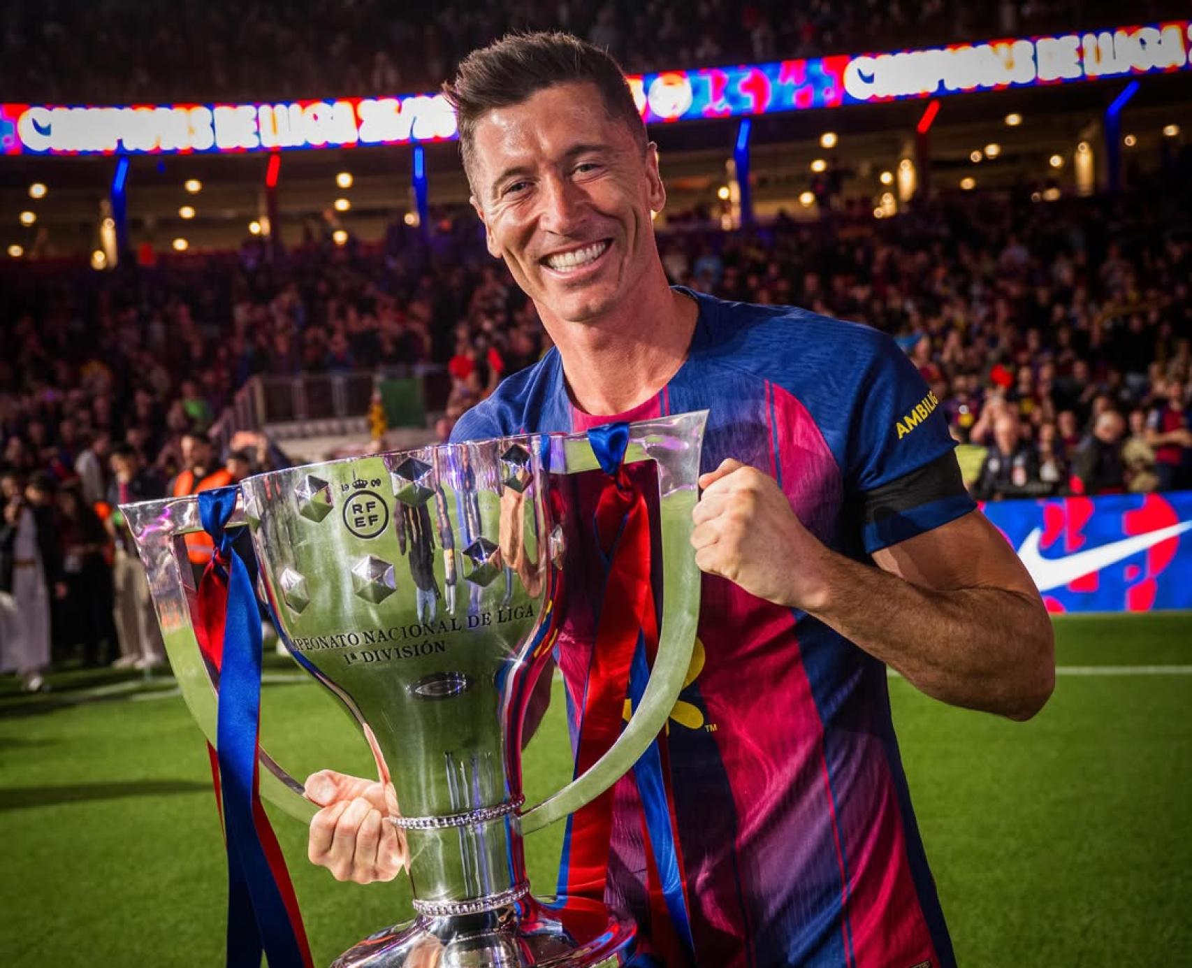 Robert Lewandowski celebra su tercera Liga con el Barça