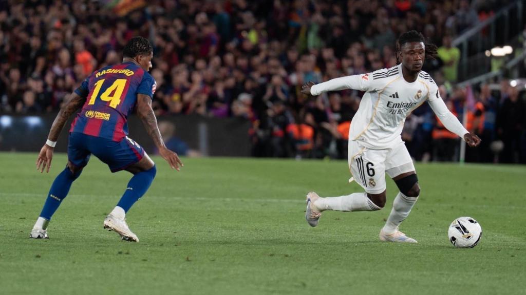 Marcus Rashford presiona a Eduardo Camavinga durante el clásico