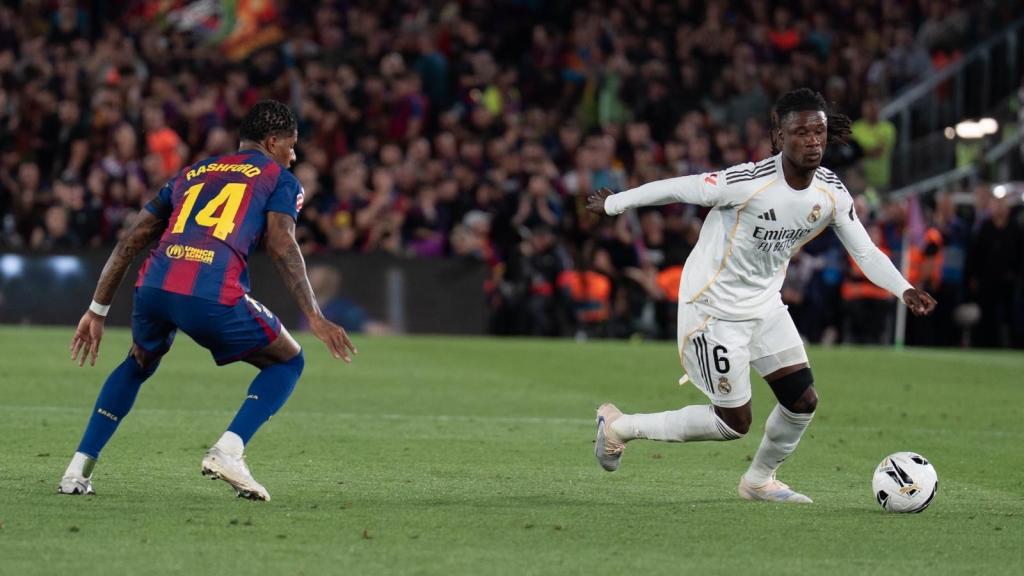 Marcus Rashford presiona a Eduardo Camavinga durante el clásico