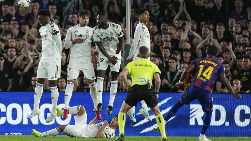 Marcus Rashford dispara una falta que termina en gol durante el Barça-Real Madrid