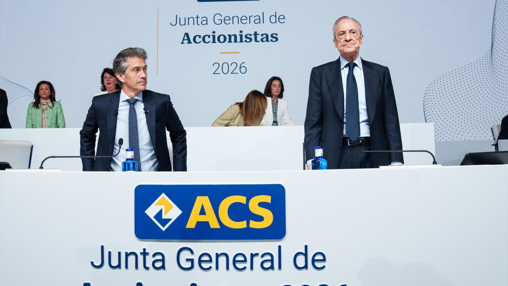 El presidente de ACS, Florentino Pérez (dcha.), y el consejero delegado, Juan Santamaría, al inicio de la junta de accionistas de 2026 / EP