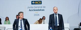 El presidente de ACS, Florentino Pérez (dcha.), y el consejero delegado, Juan Santamaría, al inicio de la junta de accionistas de 2026 / EP