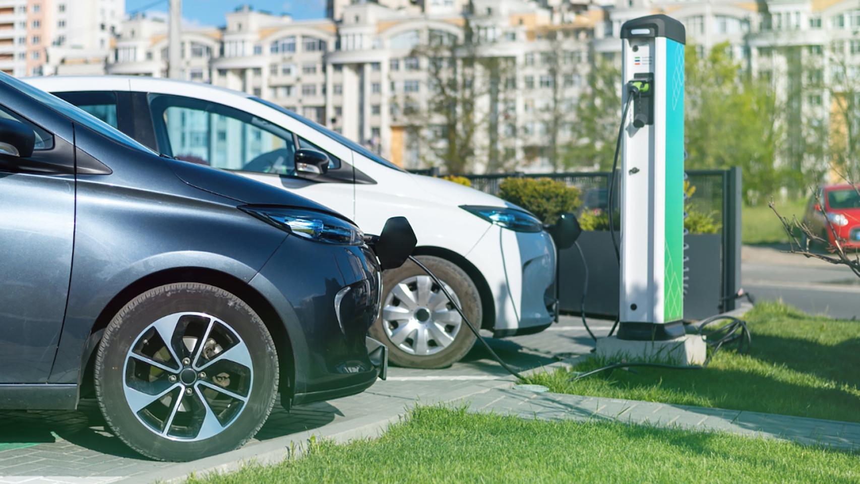 Vehículos eléctricos en un punto de carga