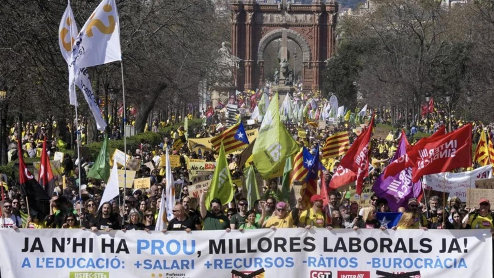 Montaje con miles de docentes y otros profesionales de la educación en Cataluña que participan en una gran manifestación en Barcelona para exigir mejoras salariales y laborales