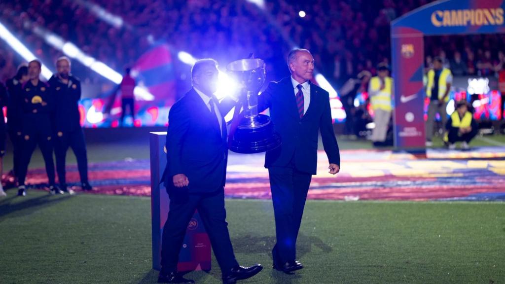 Rafa Yuste y Joan Laporta llevan el trofeo de la Liga tras el clásico Barça-Real Madrid