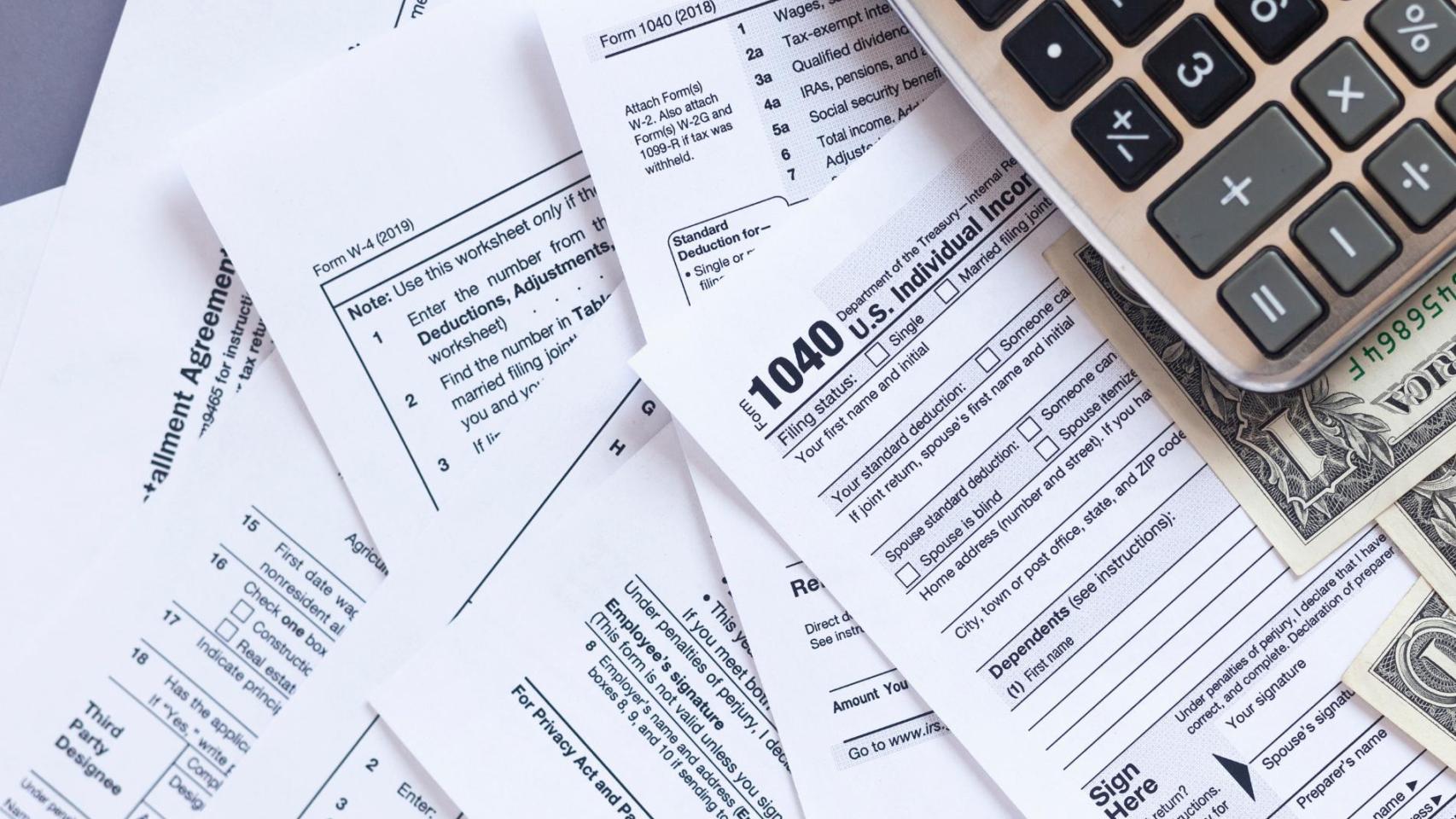 Papeles y calculadora