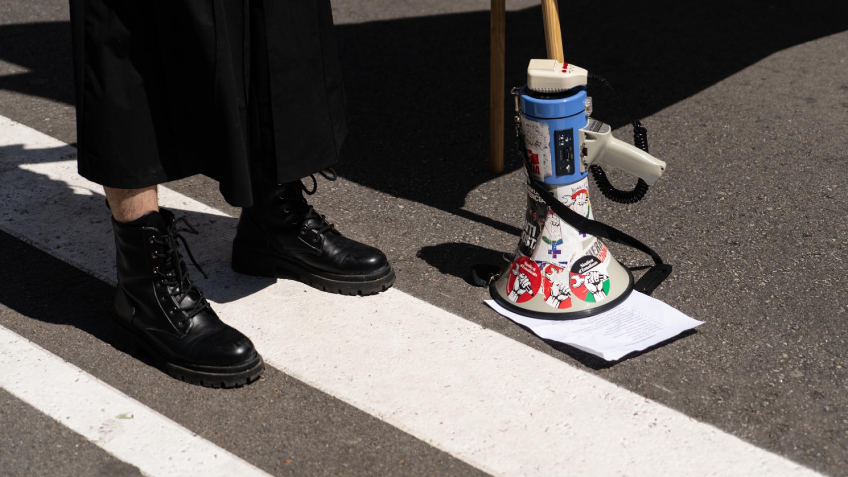 Los pies de un manifestante de la protesta de los profesores de este viernes en Barcelona