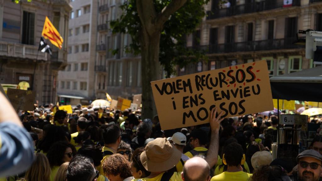 Un cartell de la manifestació de professors el 12 de maig de 2026 a Barcelona