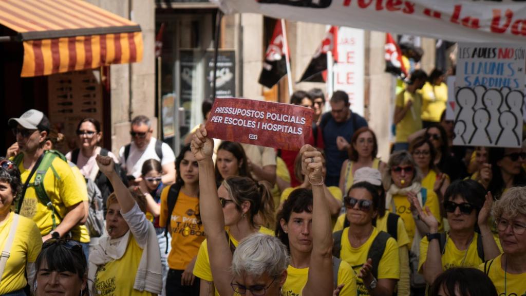 La manifestació de docents d'aquest dimarts poc abans d'arribar a la plaça Sant Jaume de Barcelona