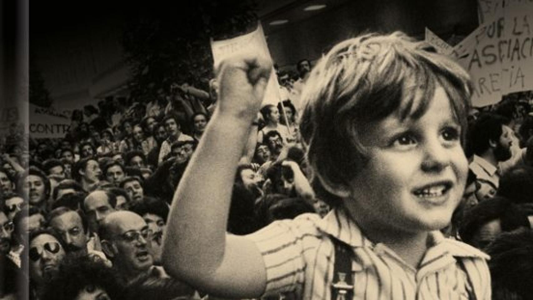 El niño que levanta el puño en una fotografía de César Lucas publicada en la última página de 'EL PAÍS' el 23 de junio de 1976, un icono de la democracia
