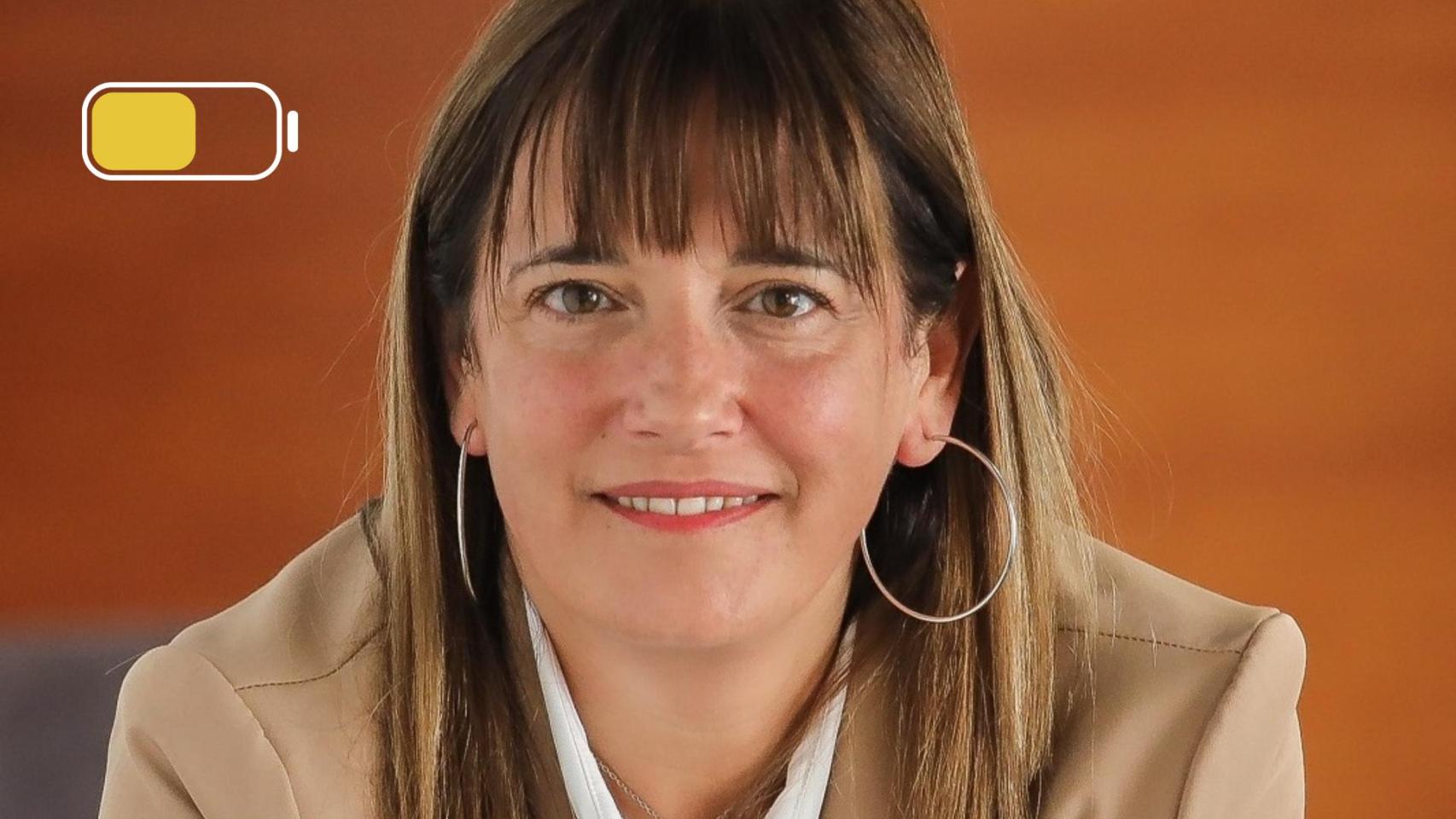 Un montaje con una imagen de Gemma Badia, la alcaldesa de Gavà, de fondo