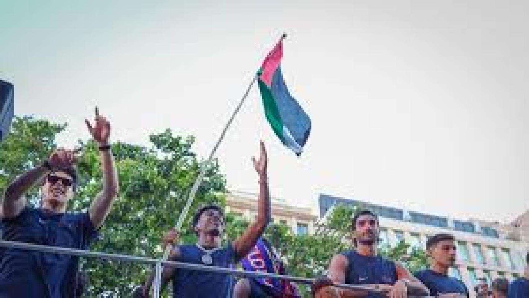 Lamine, con la bandera de Palestina