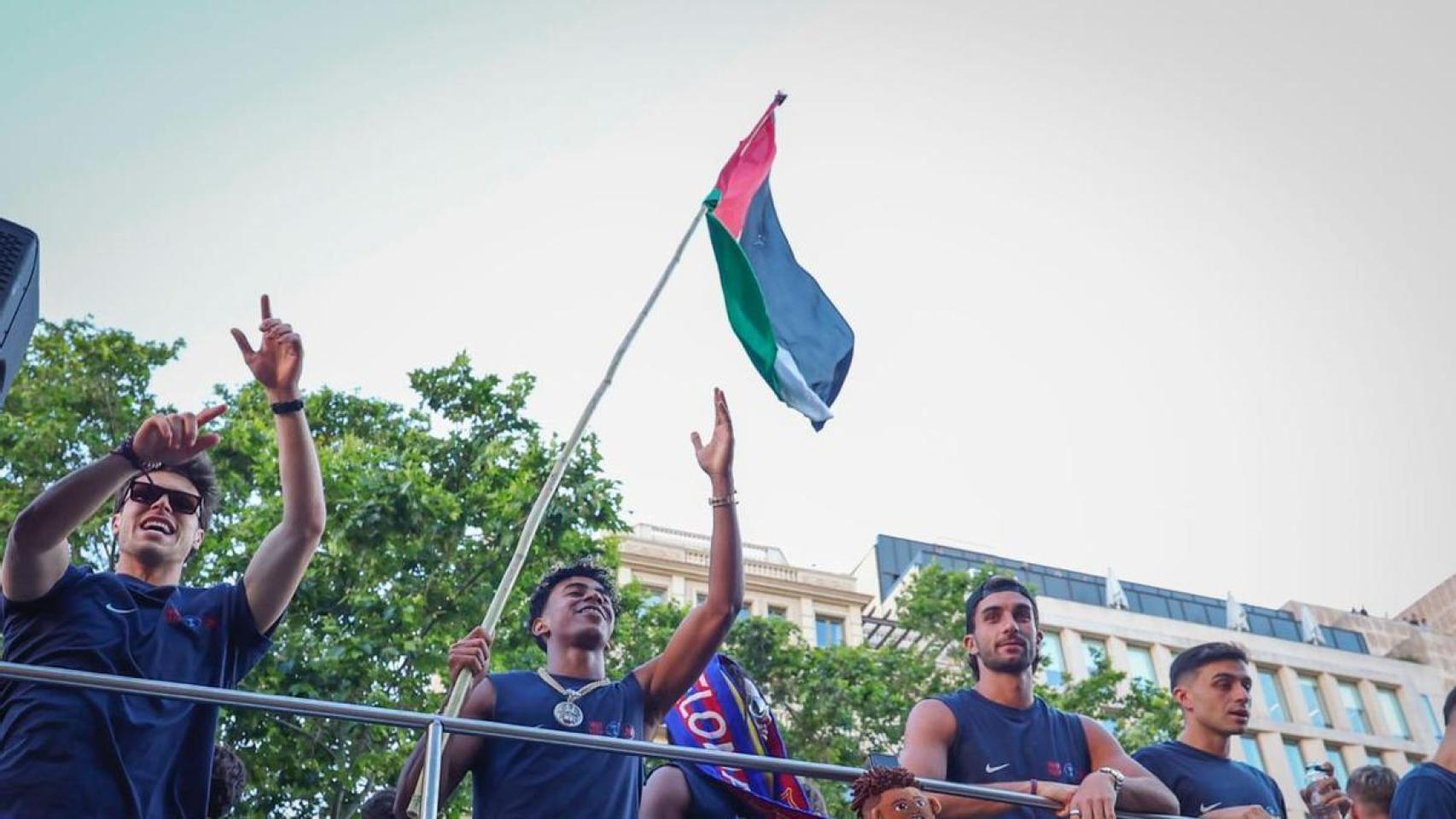 Lamine Yamal y la bandera palestina.jpg