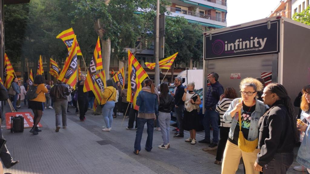 Concentración de empleados de Tecnotramit en la sede de Barcelona (calle Casp)