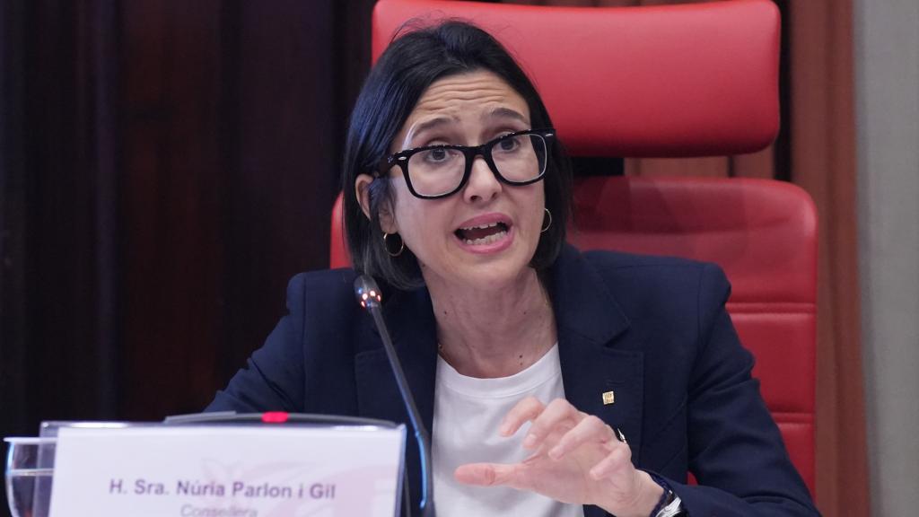 La consellera de Interior y Seguridad Pública, Núria Parlon, junto con el director general de los Mossos d'Esquadra, Josep Lluís Trapero, en la Comisión de Interior y Seguridad Pública de este miércoles