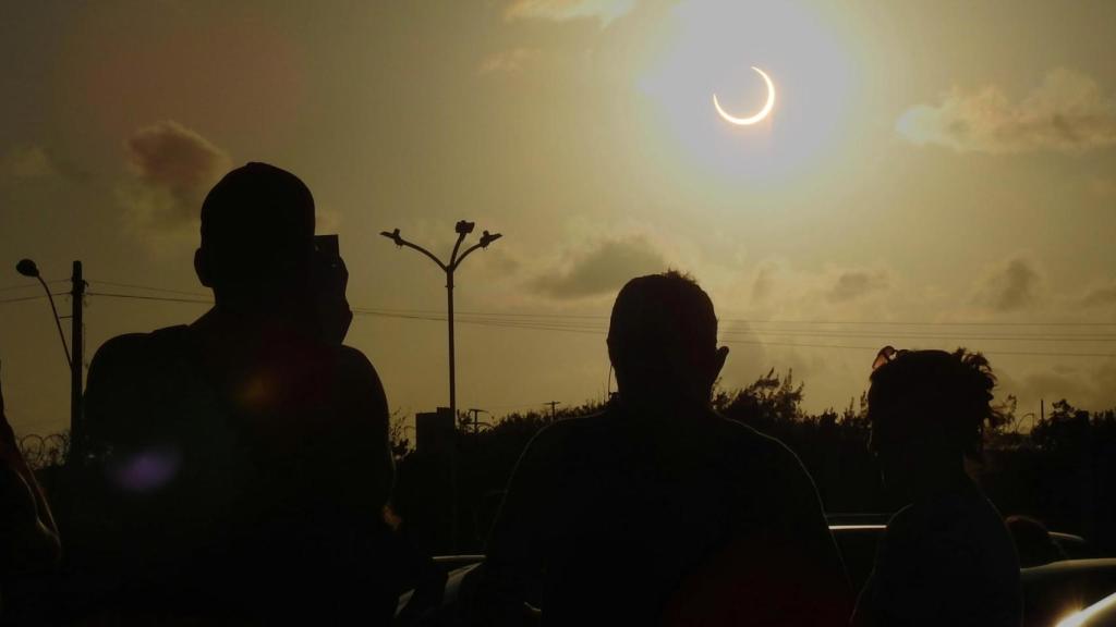 Varias personas observan un ecli¡pse solar.jpg