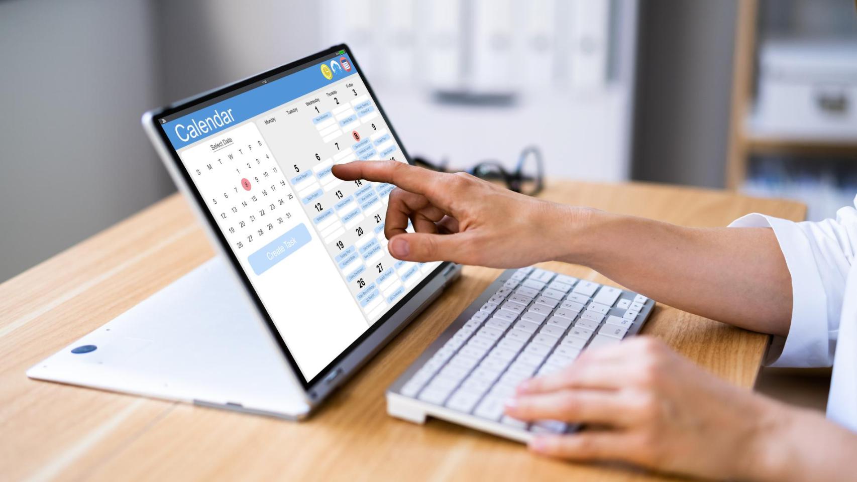 Trabajador revisando el calendario laboral para organizar sus vacaciones