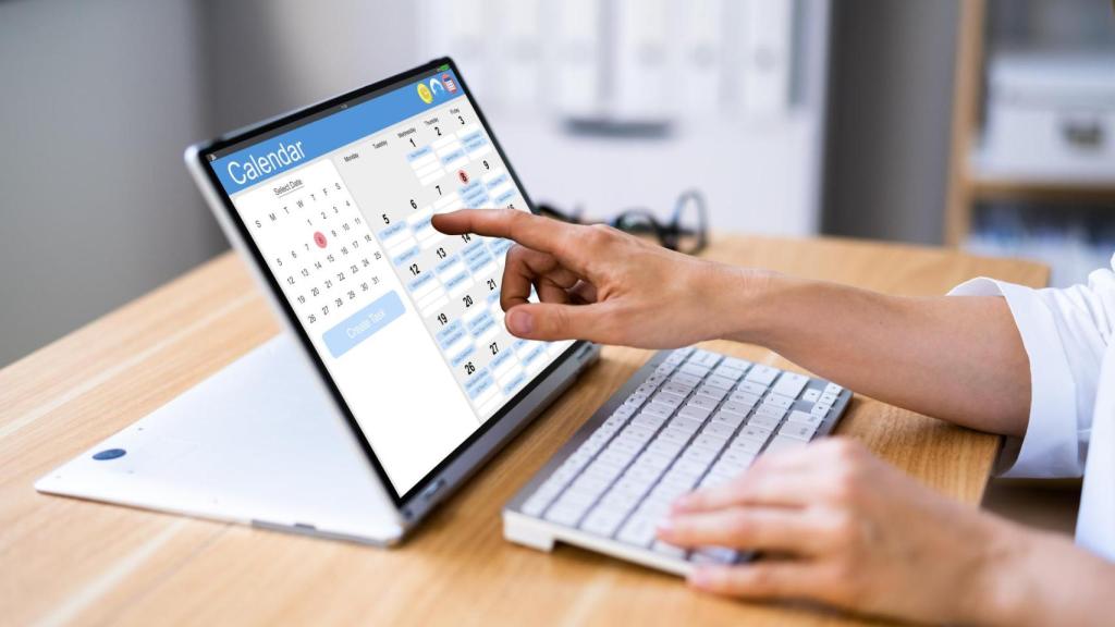 Trabajador revisando el calendario laboral para organizar sus vacaciones