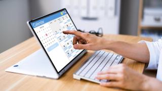 Trabajador revisando el calendario laboral para organizar sus vacaciones