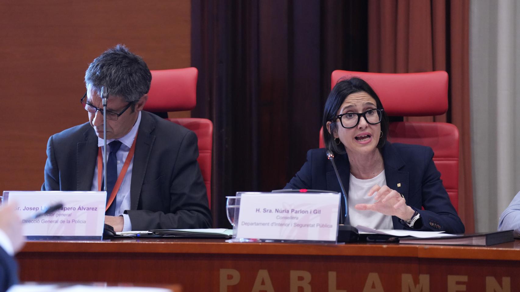 La consellera de Interior y Seguridad Pública, Núria Parlon, junto con el director general de los Mossos d'Esquadra, Josep Lluís Trapero, en la Comisión de Interior y Seguridad Pública de este miércoles