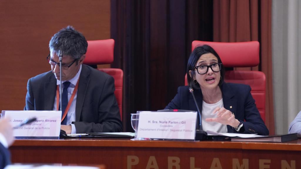 La consellera de Interior y Seguridad Pública, Núria Parlon, junto con el director general de los Mossos d'Esquadra, Josep Lluís Trapero, en la Comisión de Interior y Seguridad Pública de este miércoles
