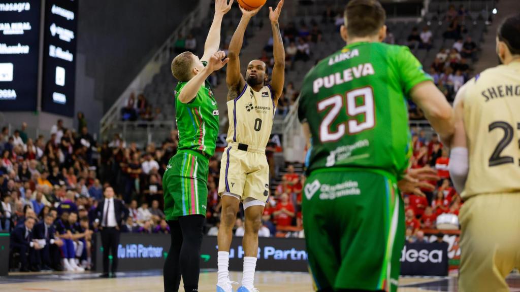 Kevin Punter llença un triple al Coviran Granada-Barça de bàsquet