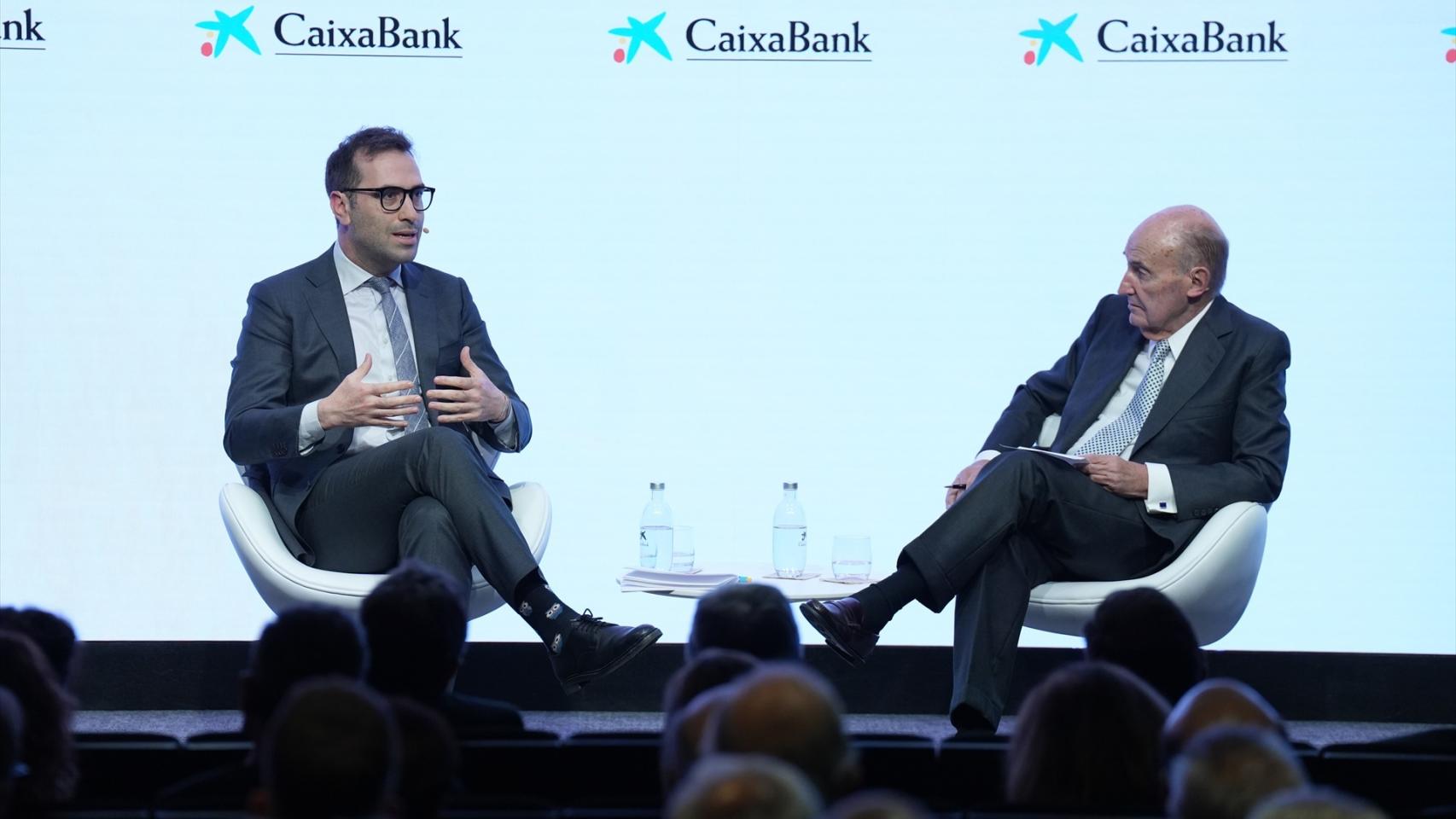 El vicepresidente primero y ministro de Economía, Carlos Cuerpo, dialoga con Miquel Roca, presidente de la Societat Econòmica Barcelonesa d'Amics del País / EP