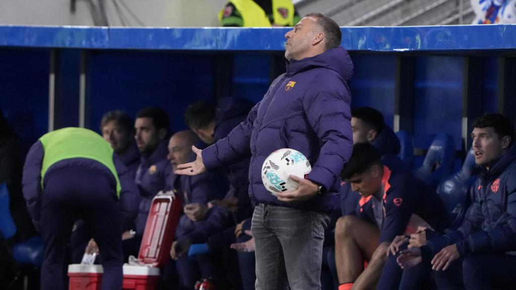 Hansi Flick demana explicacions als seus jugadors durant l'Alabès-Barça