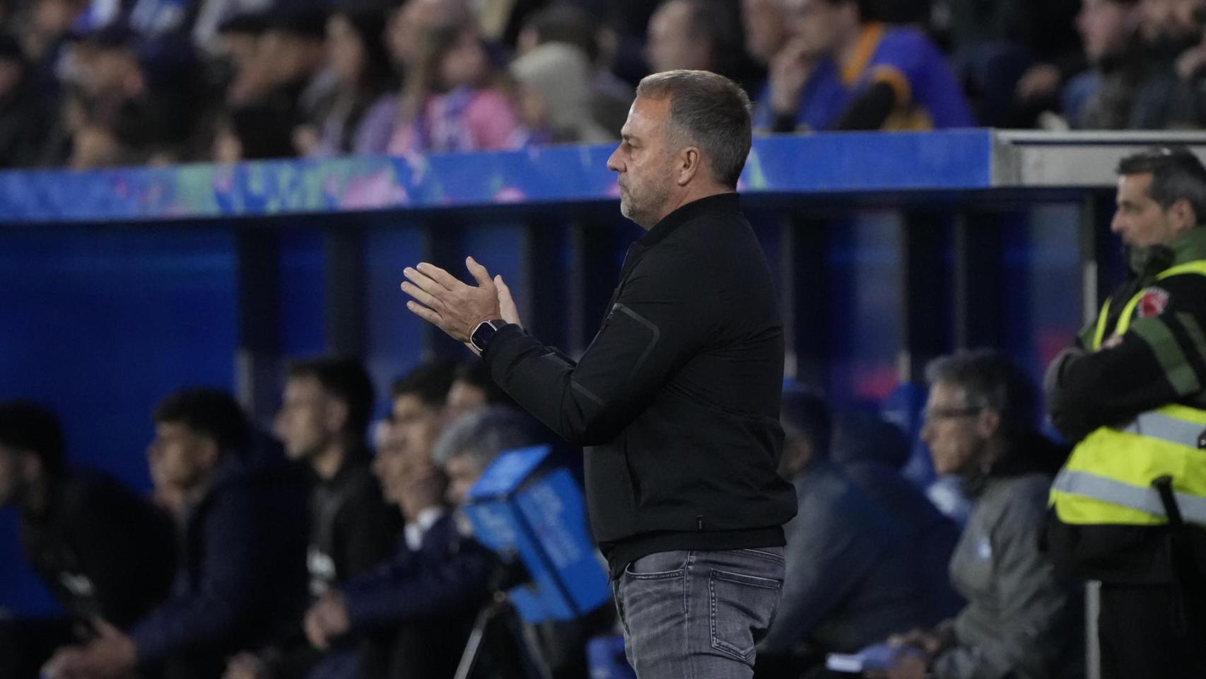 Hansi Flick aplaude a sus futbolistas en Vitoria