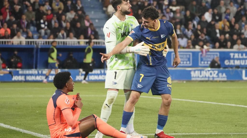 Alejandro Balde se queja de un agarrón durante el Barça-Alavés