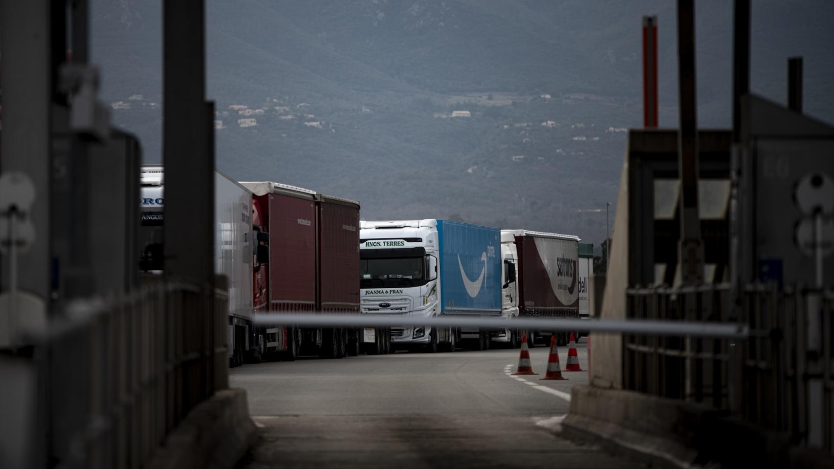 Varios camiones bloqueados en la carretera / EP