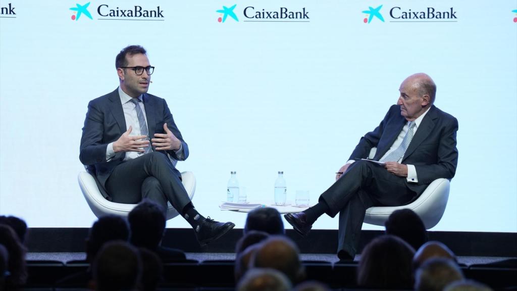 El vicepresidente primero y ministro de Economía, Carlos Cuerpo, dialoga con Miquel Roca, presidente de la Societat Econòmica Barcelonesa d'Amics del País / EP