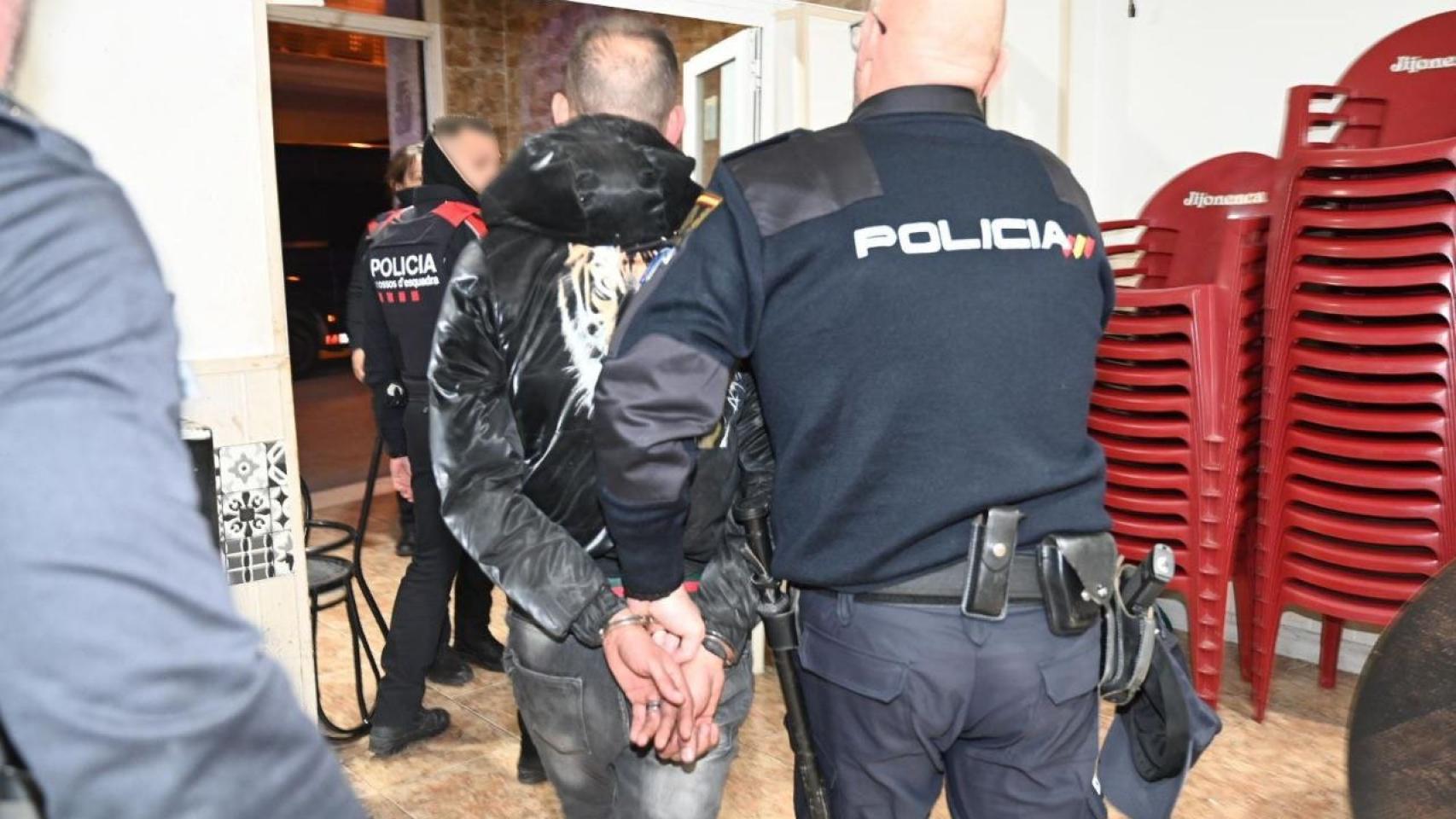 Una detención en un dispositivo de Mossos d'Esquadra, Policía Nacional, Guardia Civil, Inspección de Trabajo y Policía Local en un bar del Vendrell (Tarragona)