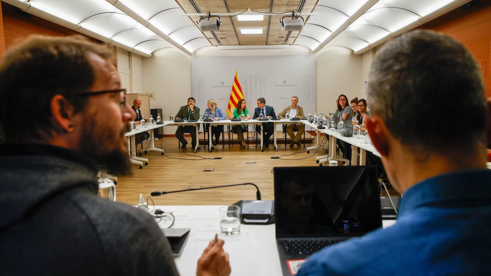 La consellera de Educación y Formación Profesional, Esther Niubó, se reúne con los sindicatos en la Mesa Sectorial de Educación, a 14 de mayo de 2026, en Barcelona