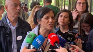 Iolanda Segura, portavoz nacional de Ustec, atiende a los medios; a la izquierda, Ignasi Fernández, su homólogo de Aspepc·sps, sindicato mayoritario en los institutos públicos de secundaria