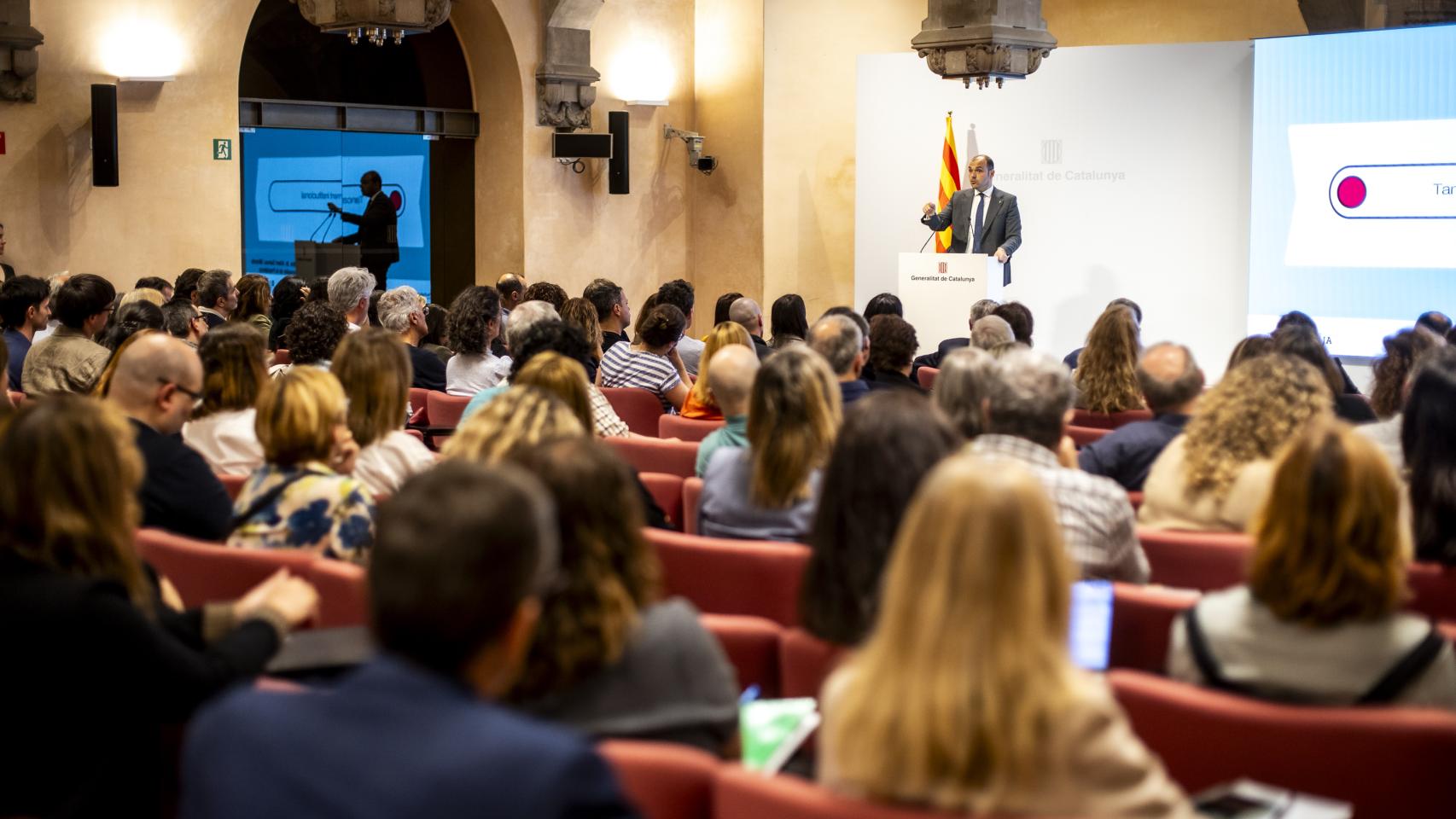 Sesión de trabajo en inteligencia artificial (IA) para empleados públicos con el 'conseller' de Presidencia, Albert Dalmau, en el Palau de la Generalitat, en Barcelona
