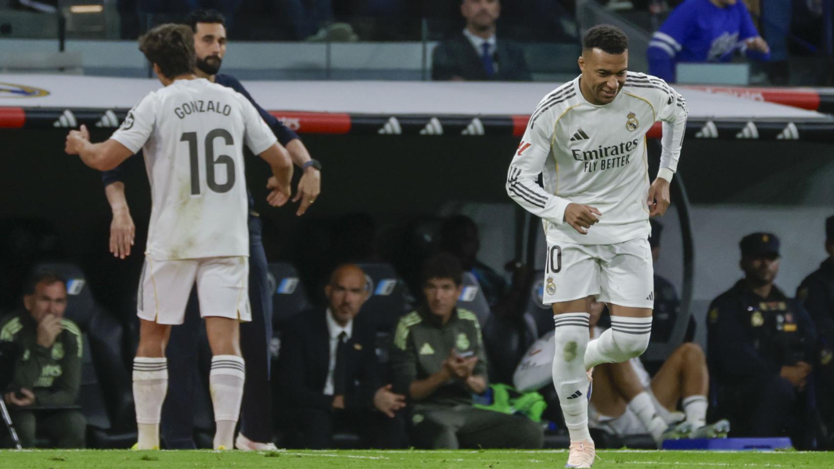 Kylian Mbappé entra al campo en el Real Madrid-Real Oviedo.