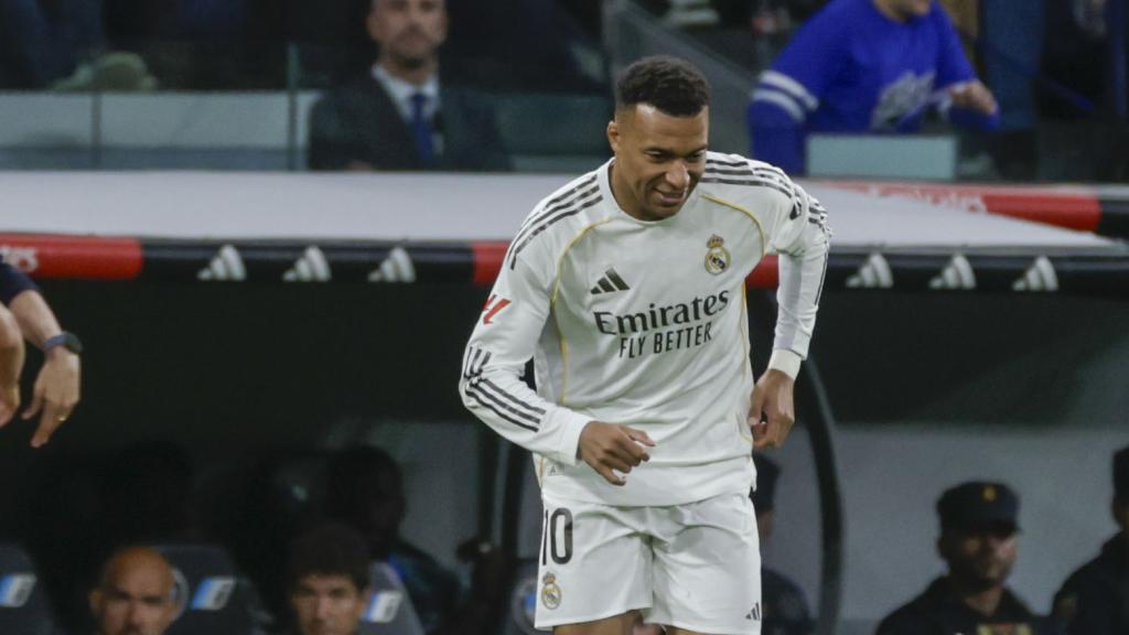 Kylian Mbappé entra al campo en el Real Madrid-Real Oviedo.