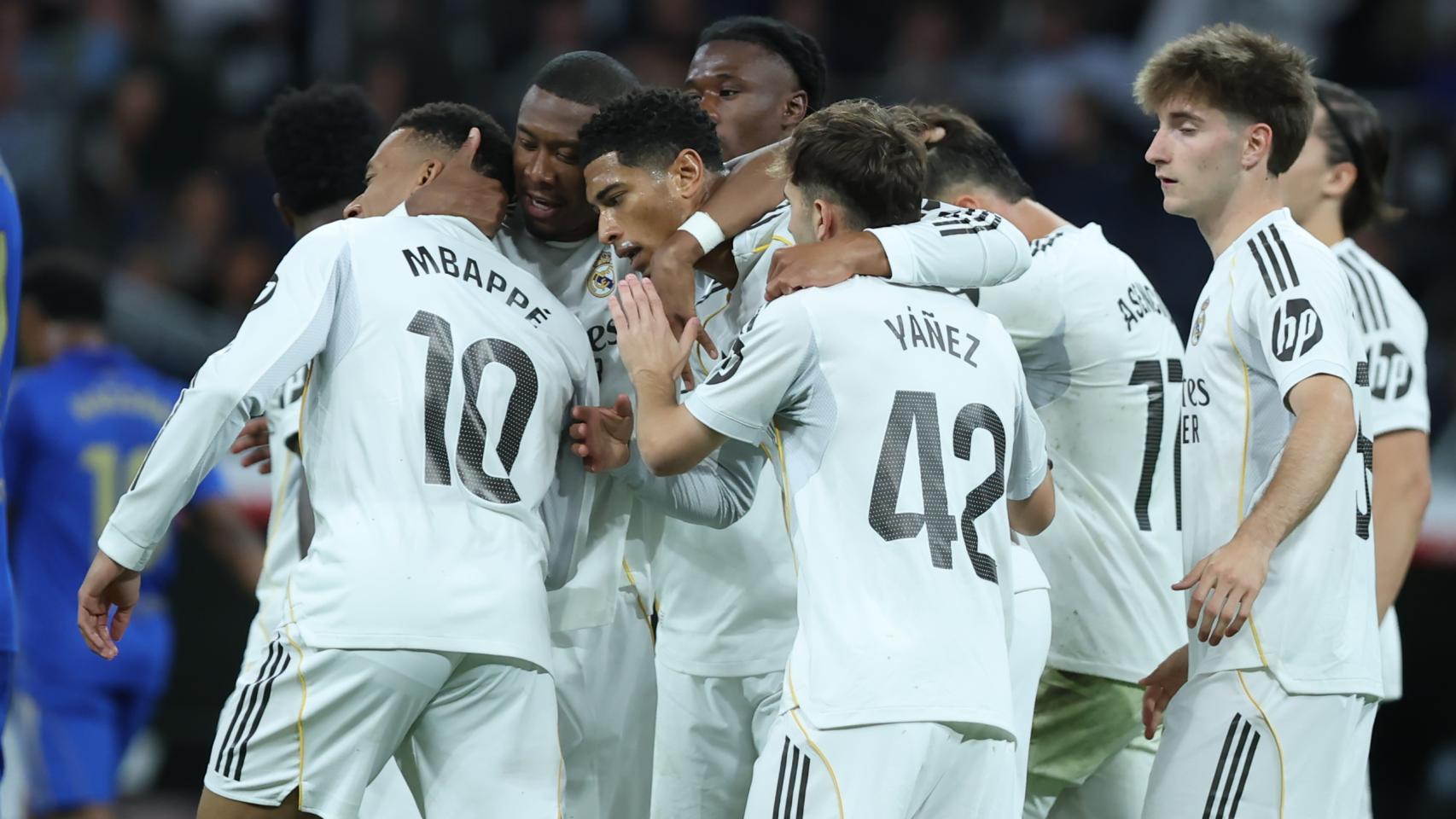 Los jugadores del Real Madrid se abrazan tras el gol de Jude Bellingham al Real Oviedo