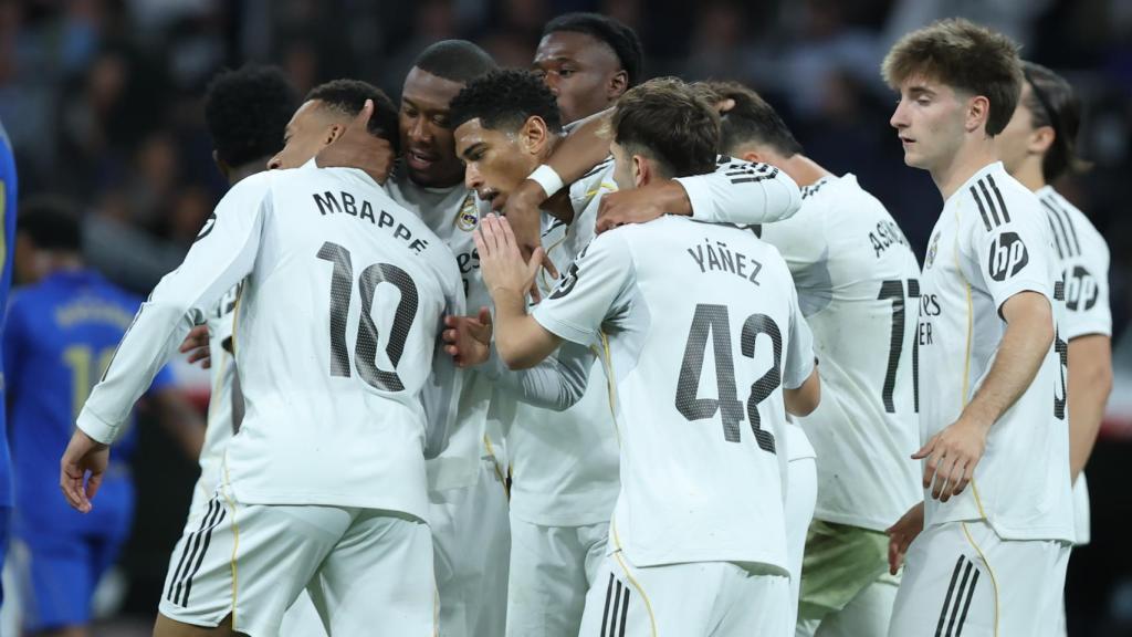 Los jugadores del Real Madrid se abrazan tras el gol de Jude Bellingham al Real Oviedo
