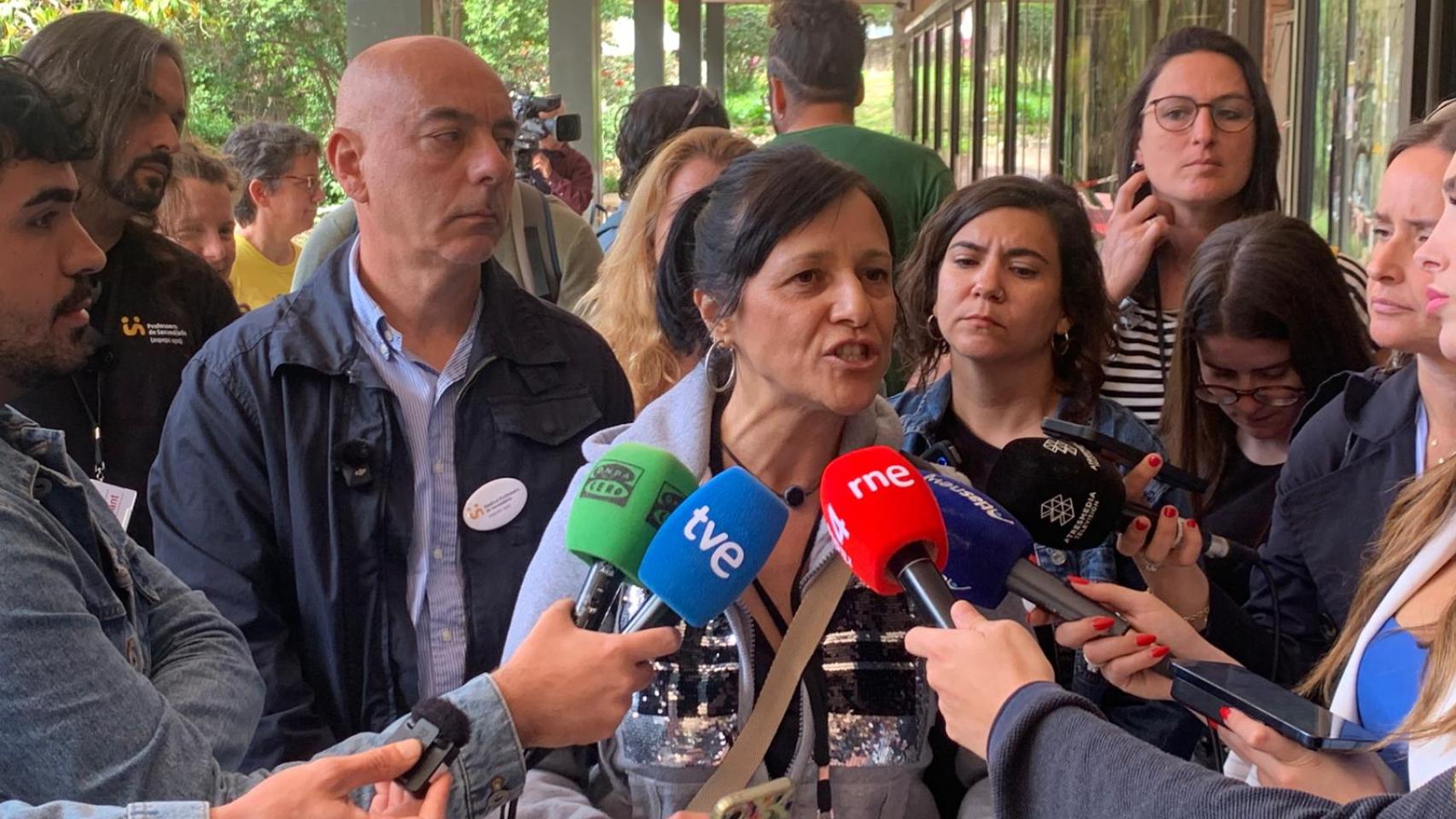 Iolanda Segura, portavoz nacional de Ustec, atiende a los medios; a la izquierda, Ignasi Fernández, su homólogo de Aspepc·sps, sindicato mayoritario en los institutos públicos de secundaria