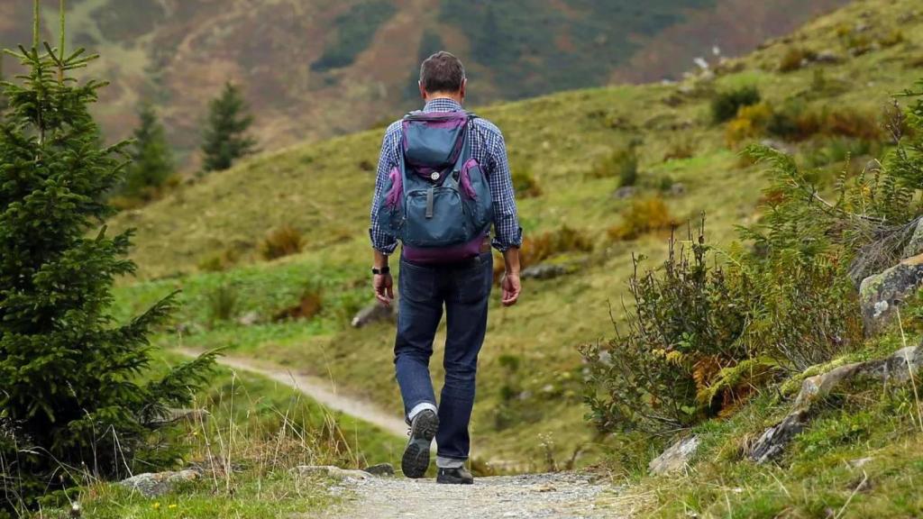 Una persona de ruta por un sendero