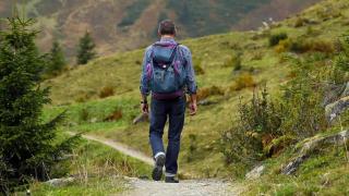 Una persona de ruta por un sendero