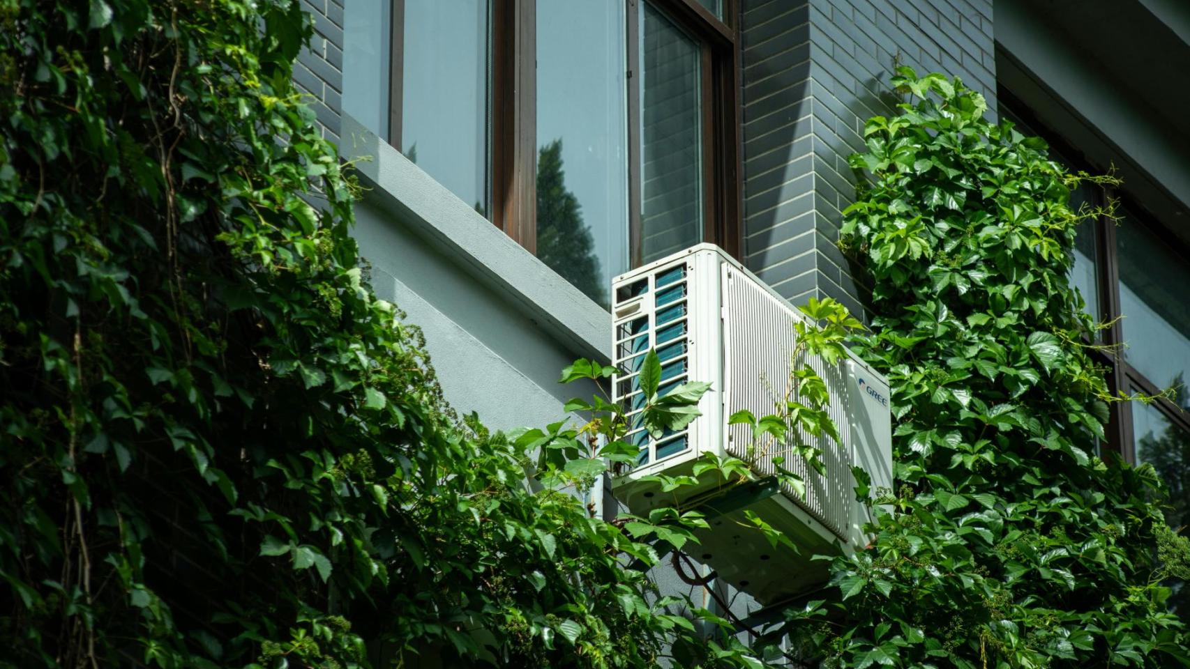 Aire acondicionado instalado en la fachada de un edificio