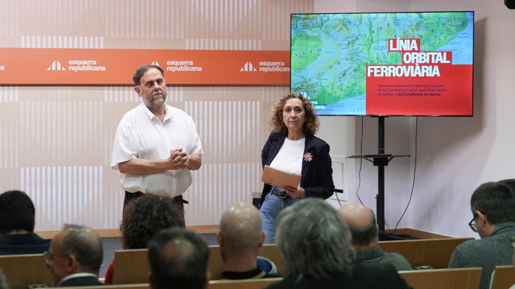 El presidente de ERC, Oriol Junqueras, y la portavoz de ERC en el Parlament, Ester Capella, informando sobre la línea orbital ferroviaria ante cargos electos municipales