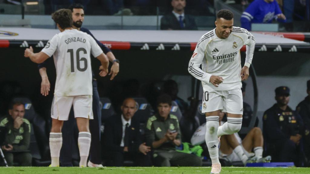 Kylian Mbappé entra al campo en el Real Madrid-Real Oviedo.