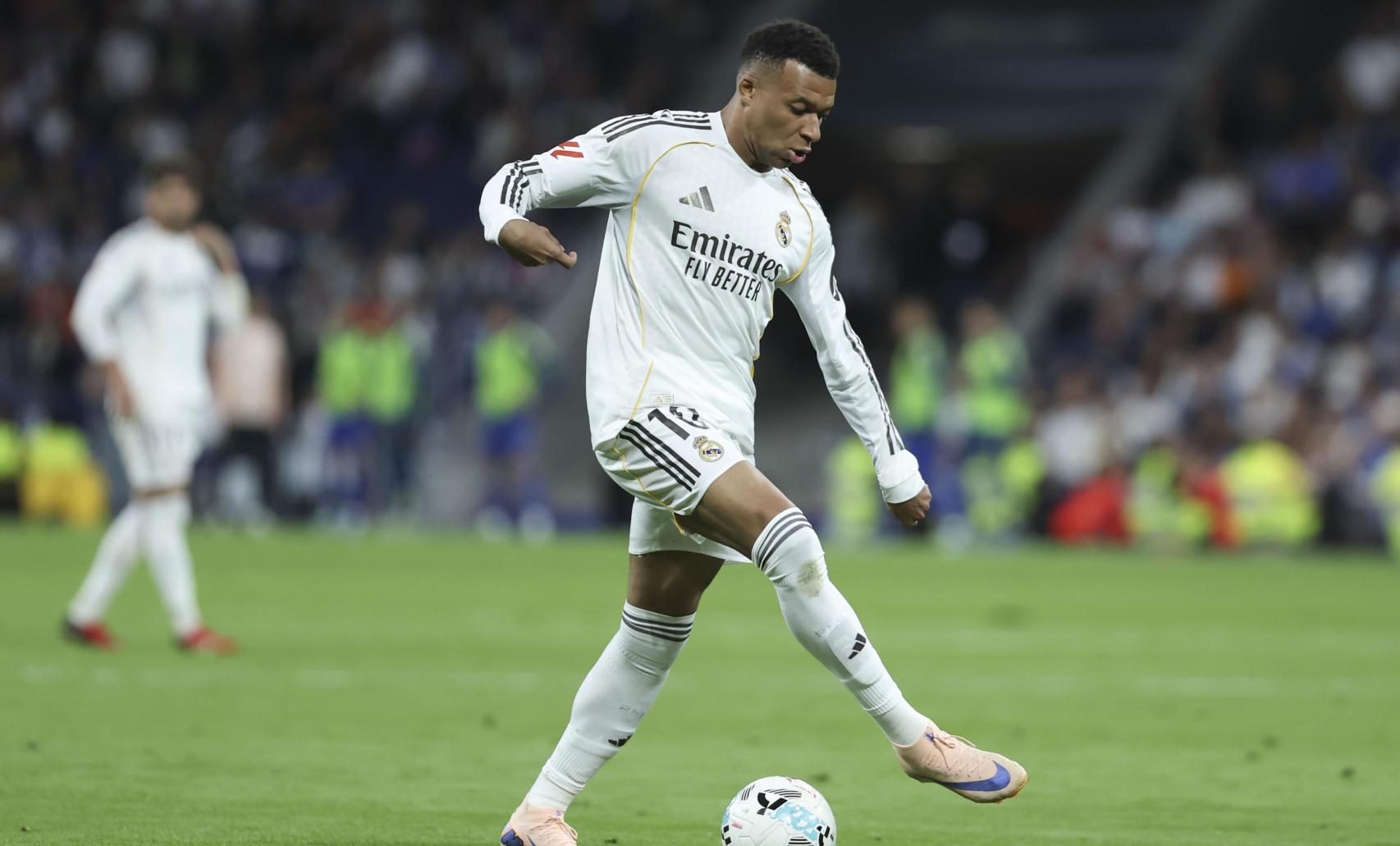 Kylian Mbappé fa una bicicleta en el Reial Madrid-Reial Oviedo