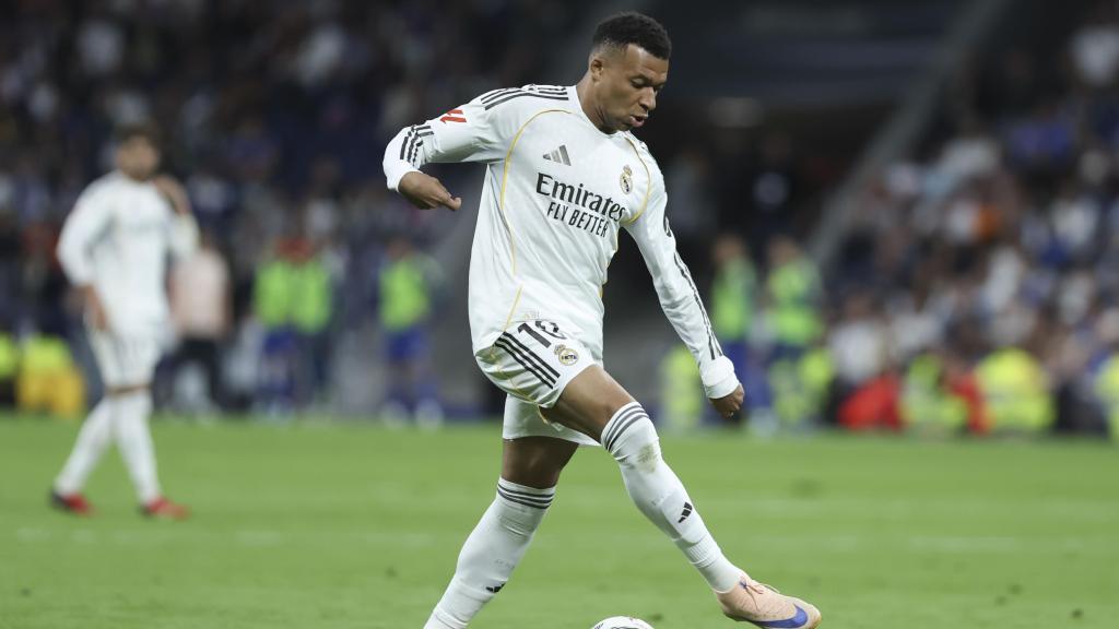 Kylian Mbappé realiza una bicicleta en el Real Madrid-Real Oviedo