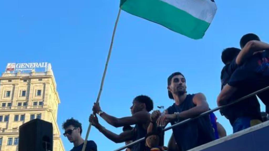 Lamine Yamal ondea la bandera de Palestina en la rúa de campeones del Barça