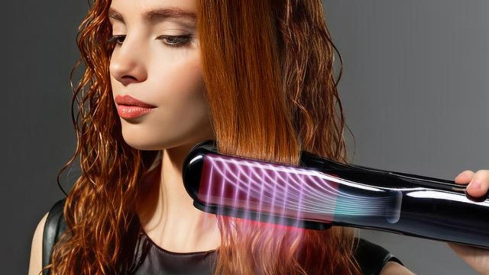 Chica pelirroja planchándose el pelo.jpg